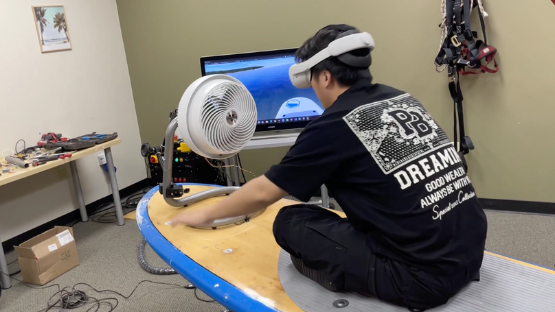 VR Surfing Hand-Tracking Control